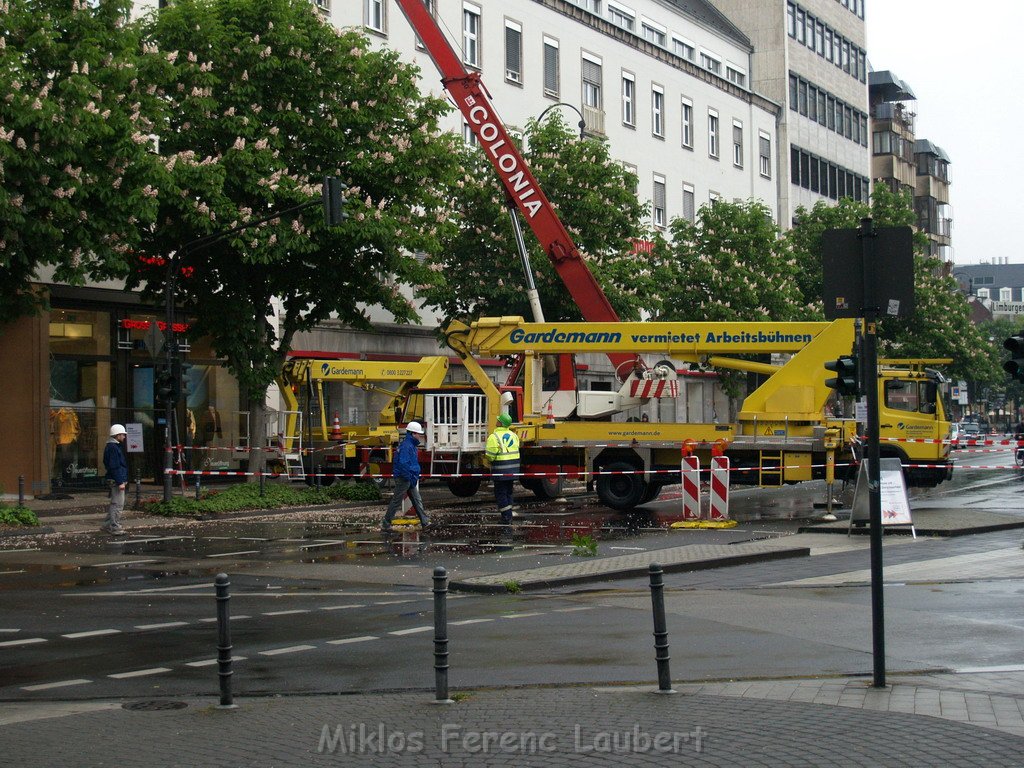 800 kg Fensterrahmen drohte auf Strasse zu rutschen Koeln Friesenplatz P53.JPG
